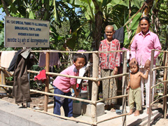 井戸を利用する村人たち