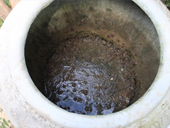 井戸ができる前は地面に掘った穴に水を貯めて利用。農村の多くの家庭では水瓶に雨水を貯めて使う。乾季の水瓶。