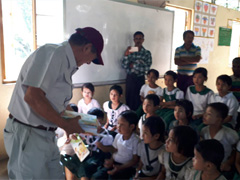 テンゴン村子供達ノート鉛筆寄贈
