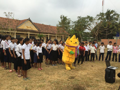 健康に欠かせない運動。カンボジアのゆるキャラワッティーくんを招いて、学校で子どもたちと体操をやりました。