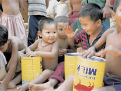 配給のミルクの空き缶で遊ぶ難民キャンプの子どもたち