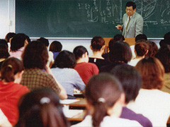 日本社会事業大学で講義をする髙橋教授
