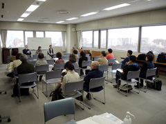 よりどころ家族会話題提供の様子