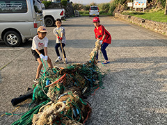 巨大魚網の撤去作業