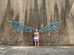 漁具（うき）で製作した翼のウォールアート　