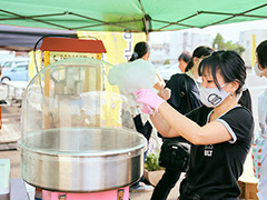 利用者さんへその場でわたあめを作っている様子