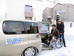 車イスの会員を病院へ送り迎えしています