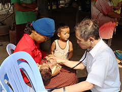 カンボジアの子どもの健康状態を見ている本田（2012年）