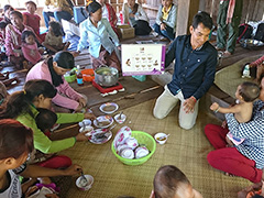 カンボジアの村での離乳食教室（カンボジア事業）