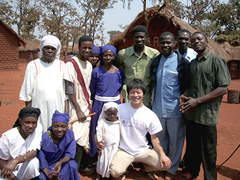 タンザニアのコンゴ人難民キャンプにて。宗教人類学での学びを活かして、祈祷師と医療者の連携を推進した。
