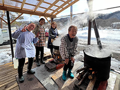 元気な地元のお母さんとメープルシロップづくり