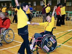 車椅子レクダンスを楽しむ（青森全国大会）