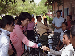 自転車を持たない子へ自転車を寄贈する様子