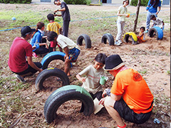 日本のボランティアや学生たちと運動支援のひとつ　タイヤ遊具作り