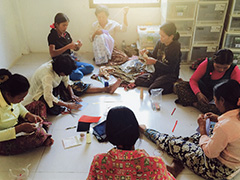 Mother to Mother活動の縫い物に取り組むカンボジアの母親たち
