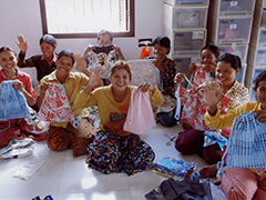Mother to Mother活動で作ったものを手にするカンボジアの母親