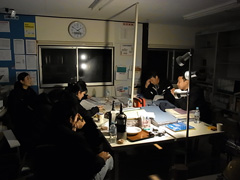 東日本大震災後、停電した事務所で医療用酸素患者対応を続ける様子。