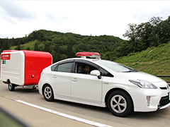 ガソリンとLPガスの2種類の燃料により、有事の際でも無給油で約3000km走るバイフューエル車で熊本への支援に向かう。
