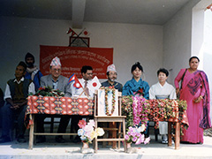 1999年奨学金提供式　会長と3名の会員