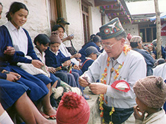 2005年10月　フムディ小中学校の生徒に会員たちから贈られた鉛筆などをひとりひとりに手渡す阿部さん