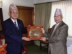 2010年2月15日　ネパール政府首相官邸でマダブ　クマール　ネパール首相より感謝状の額をいただきました