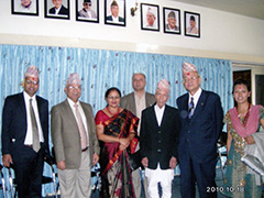 2010年10月18日　ネパール首相官邸で記念撮影