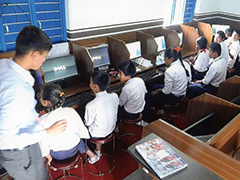 2018年　寄贈されたパソコン教室で勉強する生徒の姿　フムディ小中学校