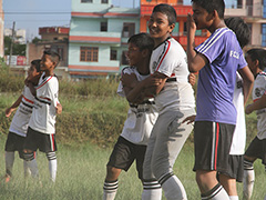 ネパールの子どもたちの希望をつくる「FC レアーレ ネパール」（2013 年〜、 マディプー ルティミ市）