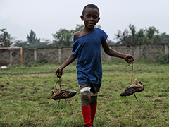 日本の子どもたちが履かなくなったサッカーシューズを途上国の子どもたちへ届ける