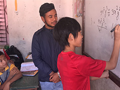 日本の子どもがネパールで国際交流