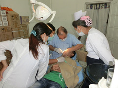 2013年ネピドー国立往郷病院にて　現地歯科医らに治療指導
