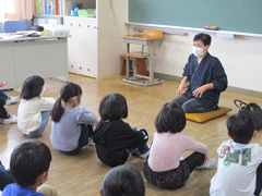 小学校での昔語り　市内の小学校からの依頼により会員が昔語りを行っています。語りを聴いて物語の場面を想像する、本の読み聞かせとは異なる魅力があります。