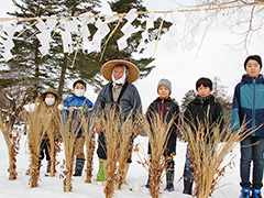 雪中田植え　小正月の伝統行事の１つです。雪を田んぼに見立て、苗を植えることで豊作を祈願します。近隣の学童クラブや保育所の子どもたちを招いて行われます。