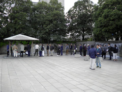 2013年のおにぎり配りの様子（鹿児島市中央公園）