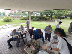 現在のおにぎり配りの様子（甲突川緑地公園）