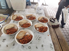 現在のおにぎり配りの様子（甲突川緑地公園）