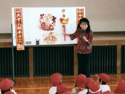 27年前活動を始めたころ中国に親しみを持ってももらうため菊陽町の小学校で行った文化紹介