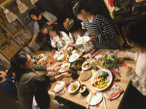 クリスマスは、みんなで夕飯を準備してお祝いします
