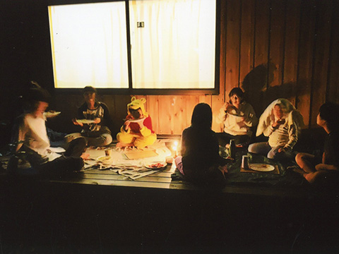 気分を変えてロウソクを灯し、夕飯をデッキスペースで