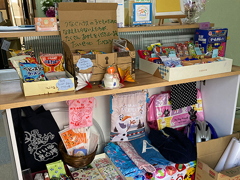 おやつ、支援品のコーナー