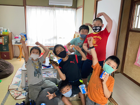 子どもたちが遊んでいる様子