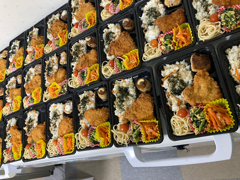 子育て弁当と高齢者のための支援弁当