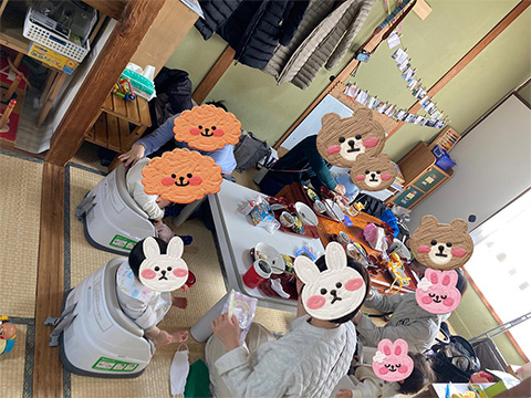 未就学児の広場「ちっちゃい子ルーム」での食事風景