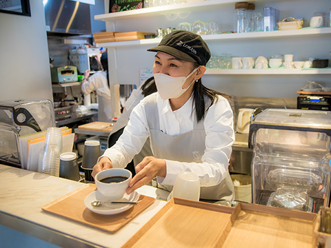 カフェスタッフ