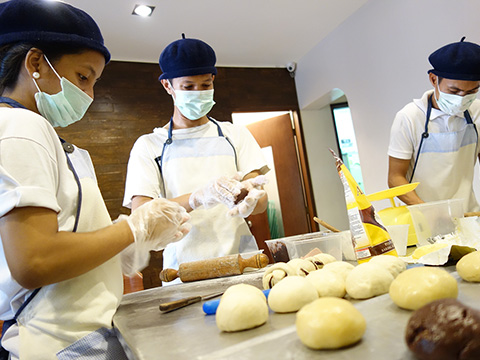 路上の若者のパン作り研修