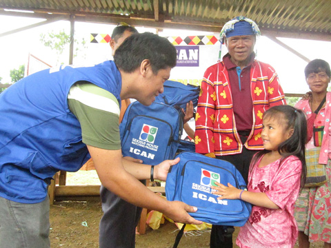 先住民地域で学用品提供