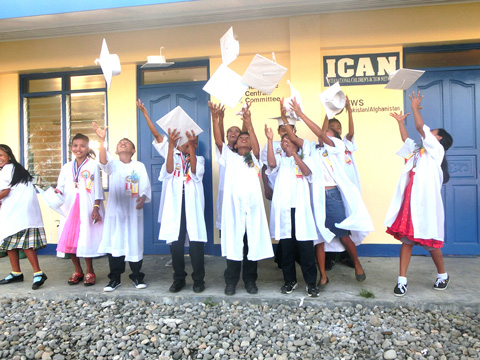 完成した学校で卒業式