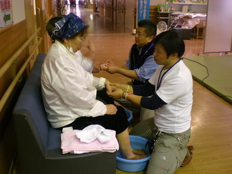 新燃岳噴火災害 避難所で足湯 宮崎県高原町