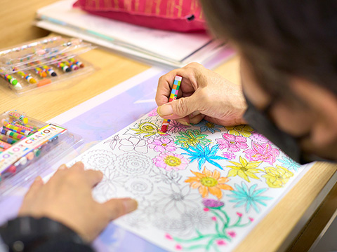 アート制作中（就労継続支援B型）