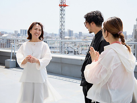 グループホームの屋上で職員同士談笑中